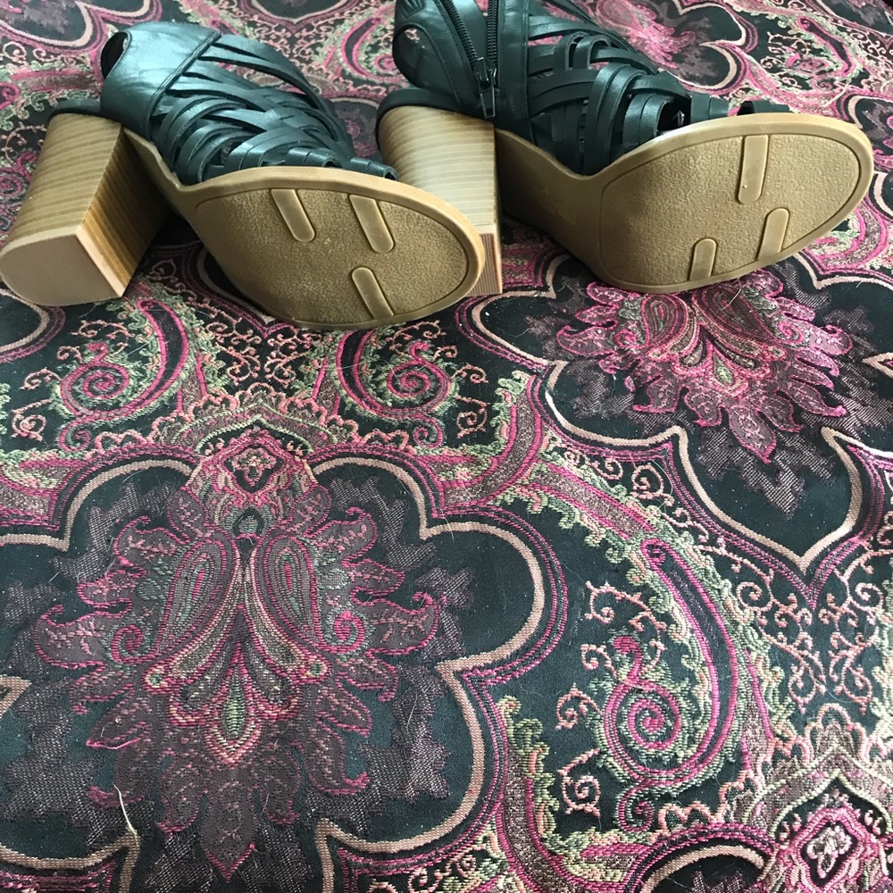Heels - Picture 2 of 4